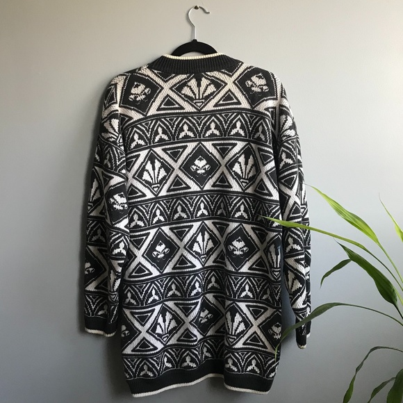 Oversized Black & White Patterned Sweater - Picture 6 of 6